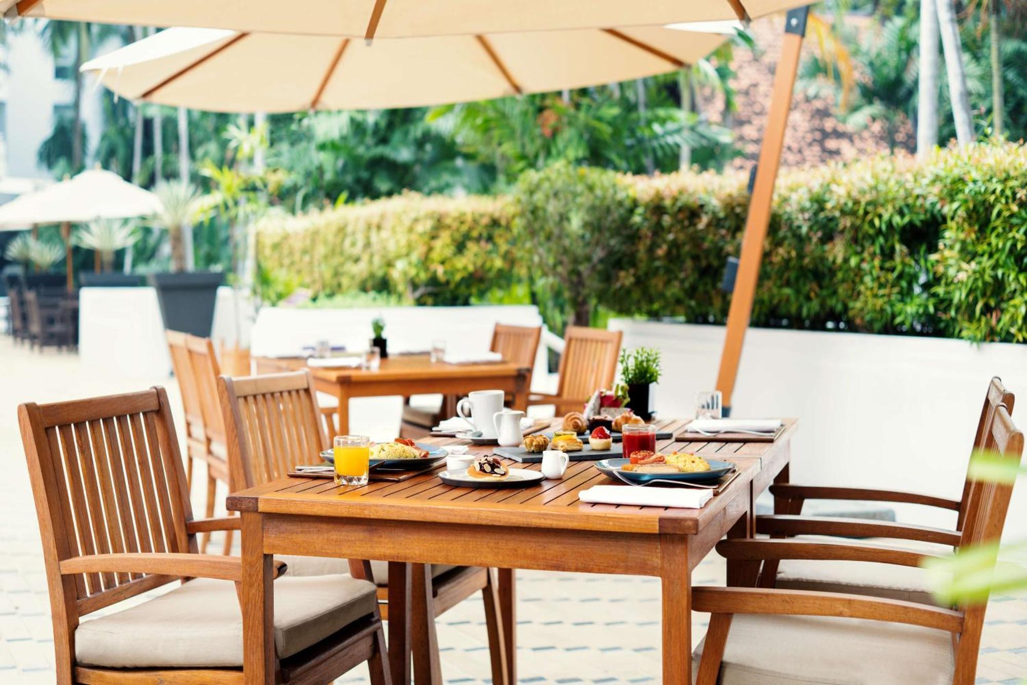 Avani Pattaya Resort Exterior photo Outdoor furniture