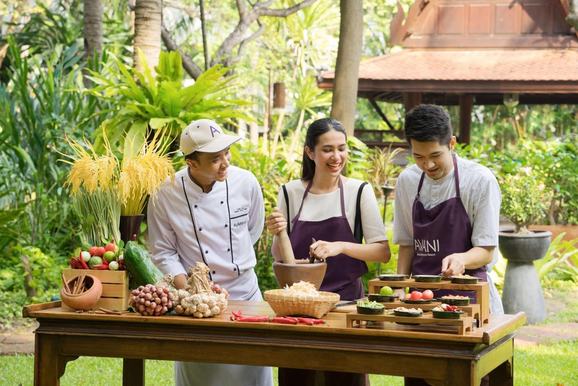 Avani Pattaya Resort Exterior photo Thai cooking class at the Four Seasons Hotel, Bangkok