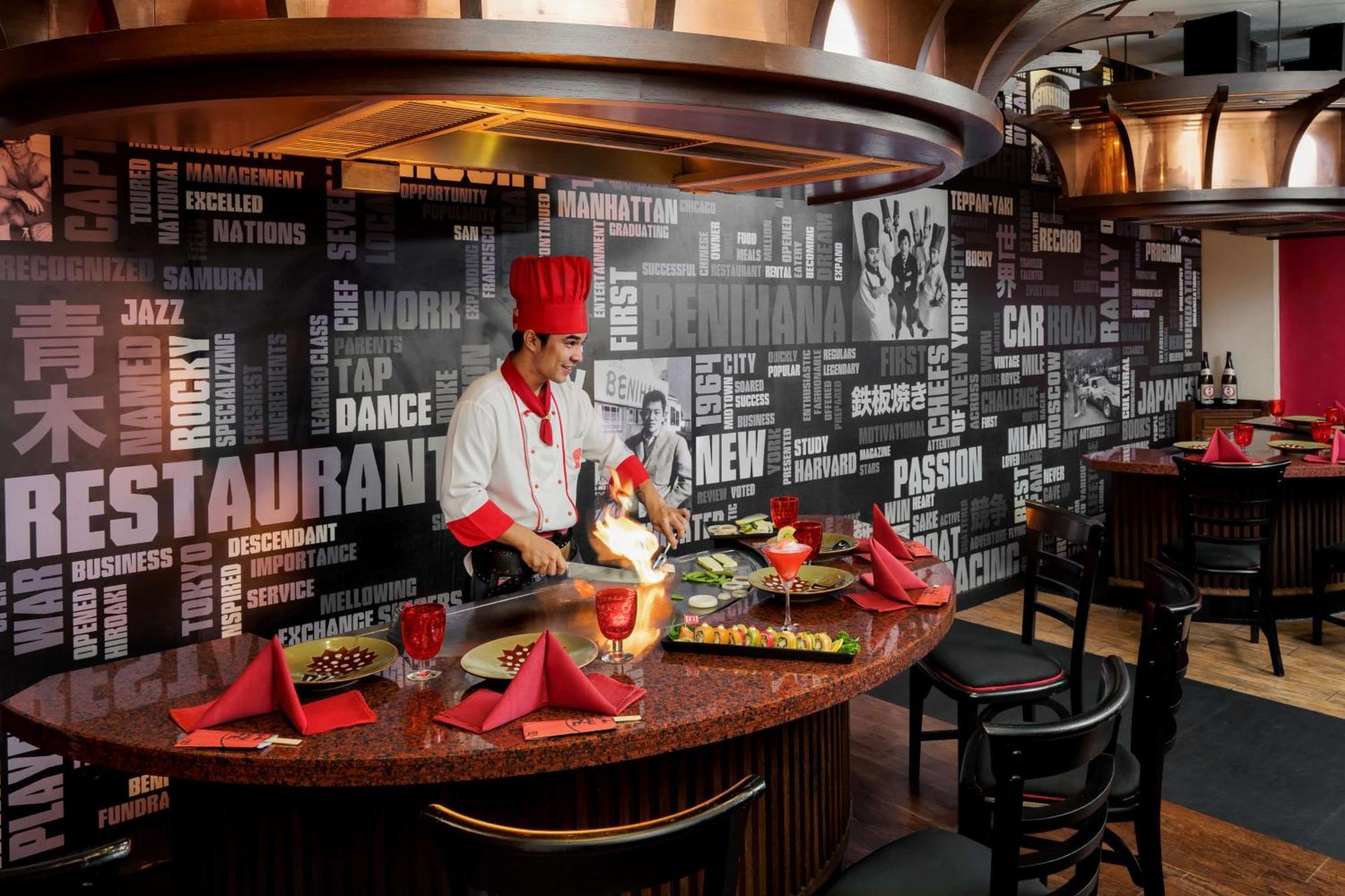 Avani Pattaya Resort Exterior photo A chef at work