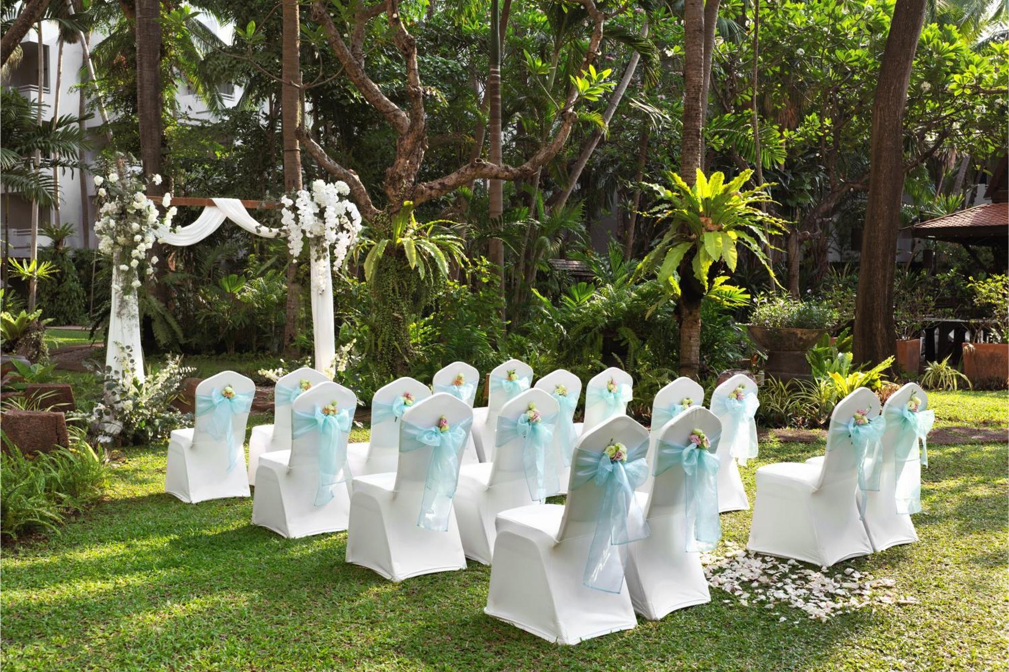 Avani Pattaya Resort Exterior photo A wedding ceremony at the garden of the hotel