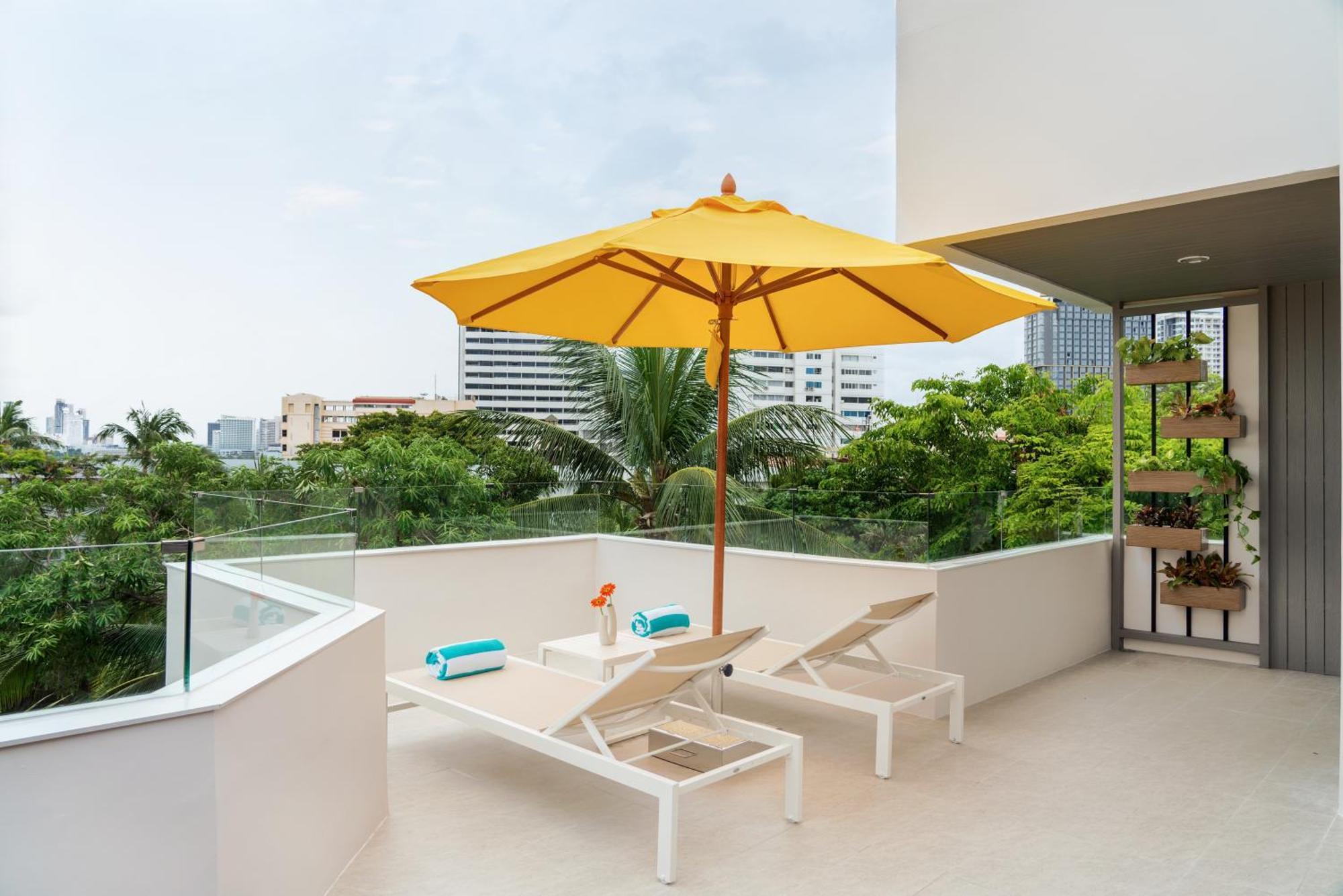 Avani Pattaya Resort Exterior photo A patio with a parasol